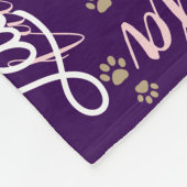 Wiederholter Name des Hundes über lila Fleecedecke (Ecke)