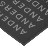 Wiederholter Name oder Word-Muster Grau Schwarz & Tischdecke (Schrägansicht)