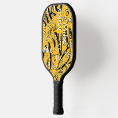 Wiederholter Überlappungsname überall über Gelb Pickleball Schläger (Links)