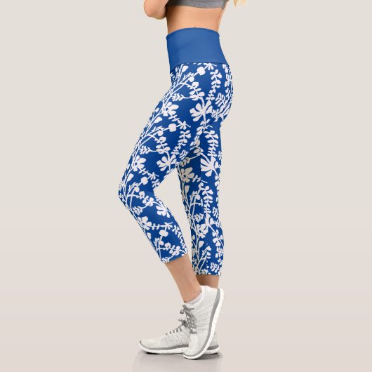 Wiederholtes Muster für blaue und weiße Flora Capri Leggings (Links)