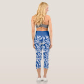 Wiederholtes Muster für blaue und weiße Flora Capri Leggings (Rückseite)