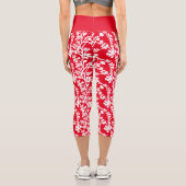 Wiederholtes Muster in Rot und Weiß Capri Leggings (Rückseite)