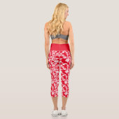 Wiederholtes Muster in Rot und Weiß Capri Leggings (Rückseite)