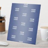 Wiederholung des Firmenlogos | Blaue Flagge Sockelschild (In Situ)