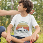 Wiedersehen Custom Fall Retreat Sunset Kids Family T-Shirt<br><div class="desc">Coole familiäre Wiedersehen Kids-T - Shirt für ein Herbsttreffen mit Cousins,  Tanten,  Onkeln und Großeltern. Bestellen Sie für die ganze Crew die passenden T-Shirts mit Ihrem Nachnamen und Jahr in Grün rund um das wunderschöne Absturzbild über den Bergen und Bäumen. Große personalisierte Gruppen Camping Reise Shirts für alle.</div>