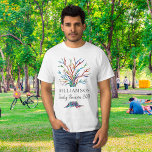 Wiedersehen der personalisierten Familienbaum-Fami T-Shirt<br><div class="desc">Der T - Shirt dieses stilvollen Wiedersehen-Mannes zeichnet sich durch einen bunten Mosaikbaum aus. Einfache Anpassung an Ihren Familiennamen und das Jahr Ihrer Wiedersehen. Weil wir unsere eigenen Kunstwerke erstellen,  werden Sie dieses exakte Bild von anderen Designern nicht finden. Original Mosaik © Michele Davies.</div>