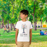 Wiedersehen-Familienbaum für personalisierte T-Shirt<br><div class="desc">Gedenken Sie Ihre Wiedersehen mit diesem stilvollen T - Shirt Ihres Kindes. Es ist mit einem farbenfrohen Mosaikbaum dekoriert und lässt sich leicht mit Ihrem Familiennamen anpassen. Verwenden Sie die Option Weitere anpassen, um die Textgröße, den Stil oder die Farbe zu ändern. Weil wir unsere Kunstwerke erstellen, werden Sie dieses...</div>