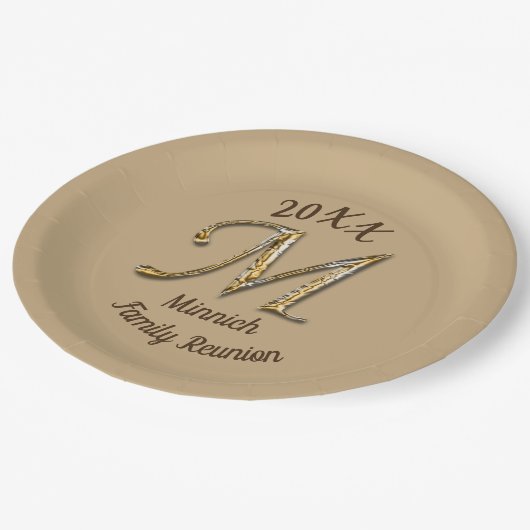 Wiedersehen Silver Gold Letter M Monogramm Pappteller (Schrägansicht)