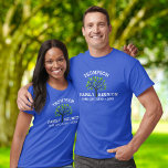 Wiedersehen-Stammstruktur, Familienname, Position  T-Shirt<br><div class="desc">Feiern Sie Ihre Familie mit diesem phantastischen Hemd mit einem Familienbaum,  umgeben von Ihrem Familiennamen und der Lage Ihrer Wiedersehen in weißem Text - einfach mehr Zeilen Text hinzufügen. Ideal für Wiedersehen und Ansammlungen.</div>