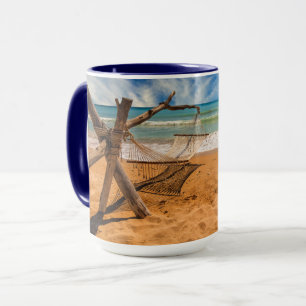 Wiegen Sie auf ein tropisches Strandurlaubsort Tasse