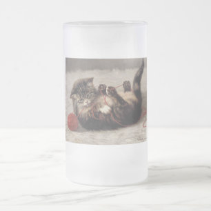 Wiegenkätzchen, Eine Katze spielt mit einem Wollkn Mattglas Bierglas