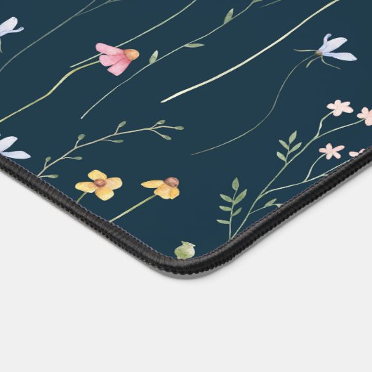 Wiese, dunkelblaue Wildblumen, Aquarell Schreibtischunterlage (Ecke)