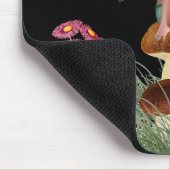 Wiese Fairy sitzt nachts im Pilz Mousepad (Ecke)