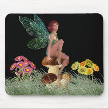 Wiese Fairy sitzt nachts im Pilz