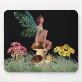 Wiese Fairy sitzt nachts im Pilz Mousepad