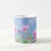 Wiese mit schönen pastellfarbenen Wildblumen Kaffeetasse (Mittel)