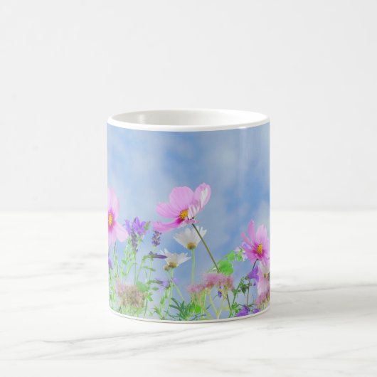 Wiese mit schönen pastellfarbenen Wildblumen Kaffeetasse (Mittel)