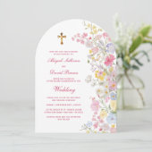 Wiesenblumenbogen religiöse Hochzeit Einladung (Stehend Vorderseite)