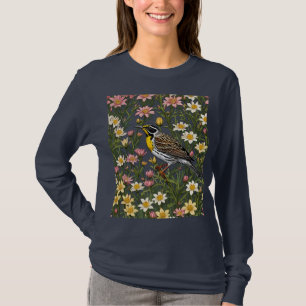 Wiesenlerche umgeben von Bitterroot-Blüten T-Shirt