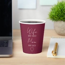 Wife & Mom Est. – Minimalist Valentine Gift Pappbecher