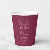 Wife & Mom Est. – Minimalist Valentine Gift Pappbecher (Vorderseite)
