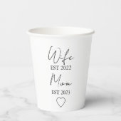 Wife & Mom Est. – Minimalist Valentine Gift Pappbecher (Rückseite)