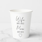 Wife & Mom Est. – Minimalist Valentine Gift Pappbecher (Vorderseite)