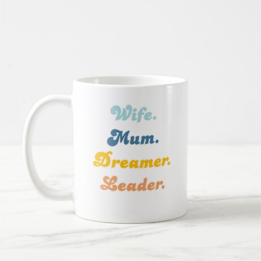Wife Mum Dreamer Leader Groovy Retro Typography Kaffeetasse (Links)