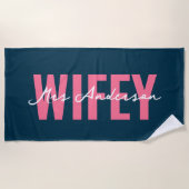 Wifey Blue Pink Monogram Script Strandtuch (Vorderseite)