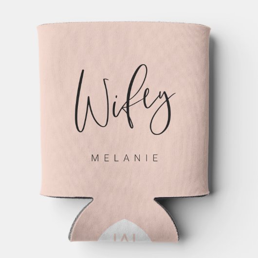 Wifey Calligraphy Blush Pink Name & Monogram Dosenkühler (Rückseite)