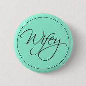 Wifey Calligraphy Button (Vorderseite)