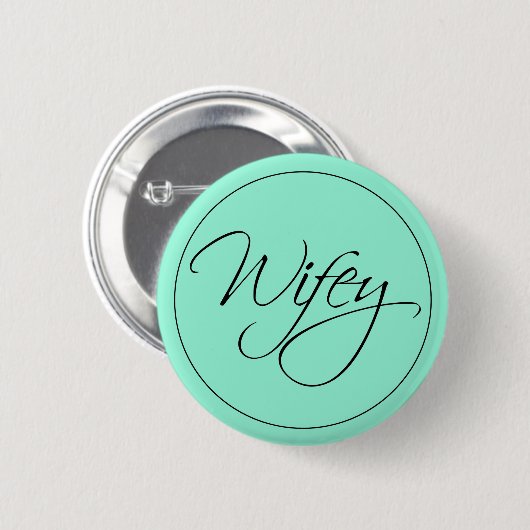 Wifey Calligraphy Button (Vorne & Hinten)