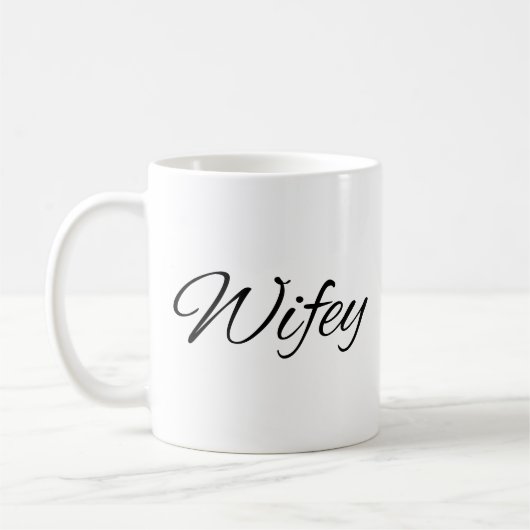 Wifey Calligraphy Coffee Tasse (Links)