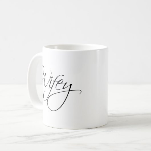 Wifey Calligraphy Kaffeetasse (Vorderseite Links)