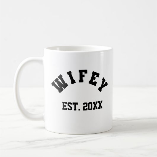 Wifey College  T-Shirt Kaffeetasse (Links)