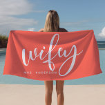 Wifey Coral und White Newlywed Bridge Strandtuch<br><div class="desc">Mit diesem eleganten Strandtuch "Wifey" in Korallen und Weiß, ideal für Flitterwochen, Strandausflüge oder zum Entspannen am Pool, feiern Sie Ihren Status als frisch verheiratet. Dieses Handtuch, das für Braut und Jungvermählte hergestellt wird, kann mit einem Nachnamen personalisiert werden und ist somit ein wohlüberlegtes Geschenk oder persönliches Accessoire. Ob am...</div>