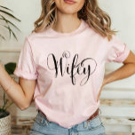 Wifey Elegant Black Script Rosa Frauen T-Shirt<br><div class="desc">Stilvolles "Wifey" Shirt in elegantem,  schwarzem Schriftzeichen. Macht ein großartiges Hochzeitsgeschenk für die Zukunft Frau!</div>