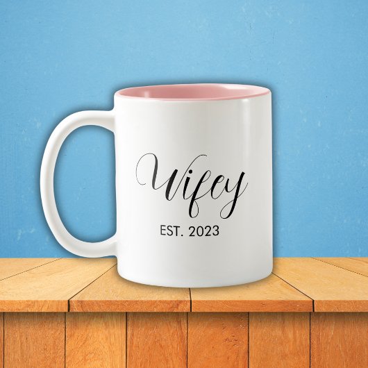 Wifey Elegant Black Script White Women Zweifarbige Tasse