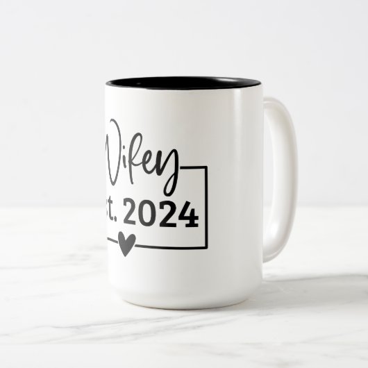 Wifey Est 2024 Schwarzes Script neu Personalisiert Zweifarbige Tasse (VorderseiteRechts)