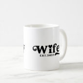Wifey Est 2025 Kaffeetasse (VorderseiteRechts)