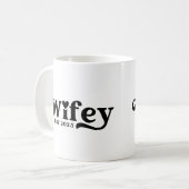 Wifey Est 2025 Kaffeetasse (Vorderseite Links)