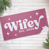 Wifey Est Jahr oder Name Retro-Schriftart in belie Strandtuch