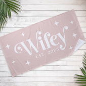 Wifey Est Jahr oder Name Retro Schriftart rot Rosa Strandtuch