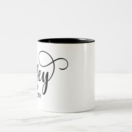 Wifey Est | Personalisierte Geschenke für Ehefrau  Zweifarbige Tasse (Mittel)