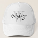 WIFEY Fernlastfahrerhut für wedding Braut Truckerkappe<br><div class="desc">WIFEY Fernlastfahrerhut für wedding Braut. Lustige Flitterwochengeschenkidee für Jungvermählten-Ehefrau. Kundenspezifischer Monogrammentwurf mit stilvoller Skripttypographie. Noble Schwarzweiss-Logokappe. Heiratzusätze für wedding Party,  Brautparty,  bachelorette,  Mädchen weekend,  Flitterwochen etc.</div>