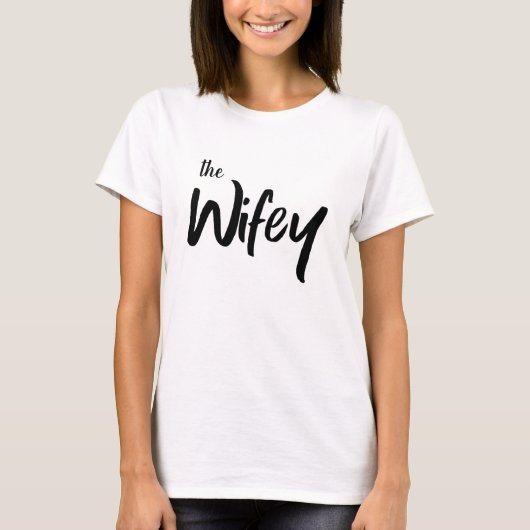 Wifey Funny Bride Typografie T-Shirt (Vorderseite)