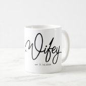 Wifey im extravaganten Schriftart mit Datum Kaffeetasse (VorderseiteRechts)