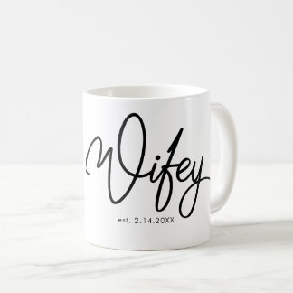 Wifey im extravaganten Schriftart mit Datum Kaffeetasse