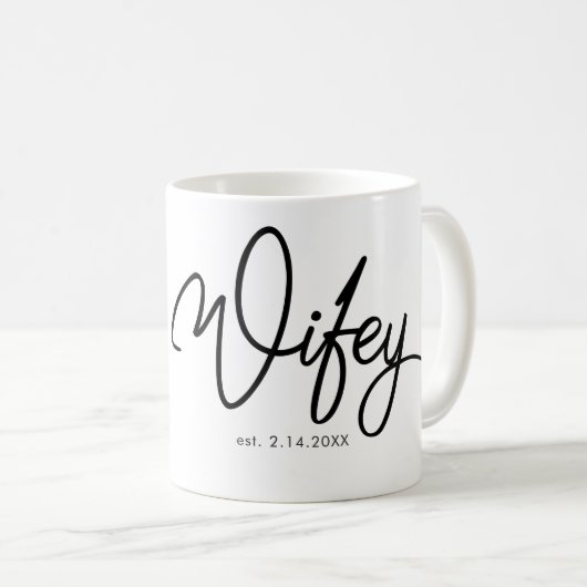 Wifey im extravaganten Schriftart mit Datum Kaffeetasse (VorderseiteRechts)