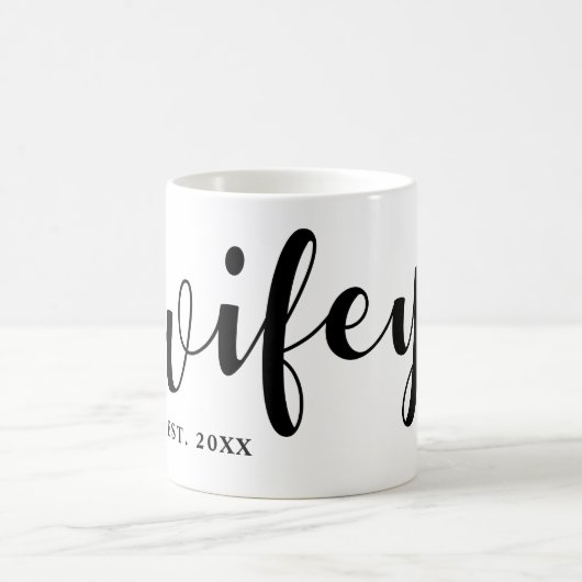 Wifey-Kalligrafie Kaffeetasse (Mittel)